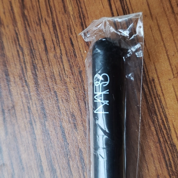 NARS Flat Concealer Brush #7 - Picture 4 of 9